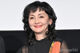 南果歩、大胆スリットドレスから圧巻美脚「大人の魅力」「脚の長さ際立つ」と反響 画像