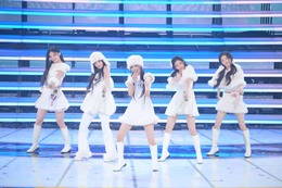 【紅白本番】ILLIT、ミニ丈純白衣装でステージ降臨 話題曲「Almond Chocolate」歌唱で「雪の妖精」「発光してる」と反響 画像