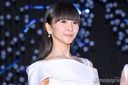 Perfumeかしゆか、ベアトップ・ミニドレス…圧巻スタイル際立つ年末衣装続々公開「美しすぎてため息が出る」「神々しい」と反響殺到 画像