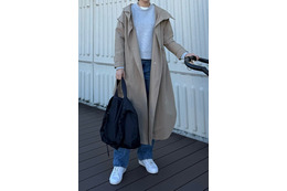 明るめカラーの冬ベーシック。トレンチコート×デニムでつくる大人のきれいめカジュアル 【40代の毎日コーデ】