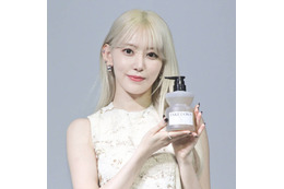 「新年から大優勝」宮脇咲良、美デコルテ際立つキャミソールSHOTに反響「ビジュ完璧すぎ」 画像