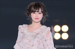 美人YouTuber、ミニスカコスプレ披露「思わず二度見」「完璧に着こなしてる」の声 画像