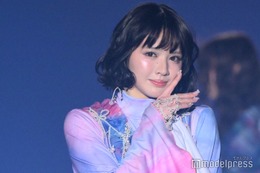 FRUITS ZIPPER鎮西寿々歌、ウェーブヘア×シースルー衣装で登場「お姫様みたい」「透明感すごい」と反響【TGCしずおか2026】