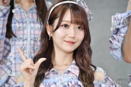 ＝LOVE大谷映美里、ハーフツイン×赤メガネのミニスカ制服姿に反響殺到「二次元から出てきたみたい」「脚綺麗すぎ」