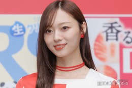 乃木坂46梅澤美波、美ウエスト＆美脚際立つボーダーコーデに反響「映画のワンシーンみたい」「絵になる」の声