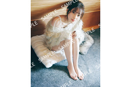 櫻坂46松田里奈、ニット姿で上目遣い 1st写真集封入特典解禁【まつりの時間】