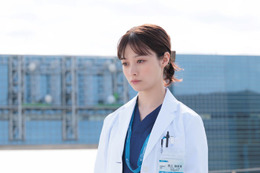 【ヤンドク！第1話】“元ヤン新米ドクター”湖音波（橋本環奈）、命の恩人・中田（向井理）と再会