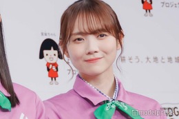 乃木坂46田村真佑、美スタイル際立つ真紅ノースリワンピ姿に絶賛の声「シンプルだけど絵になる」「肌の白さが映える」 画像