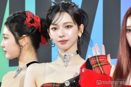 aespaカリナ、美背中・ボディライン際立つドレス姿披露「ビジュ最強すぎ」「見惚れちゃう」の声 画像