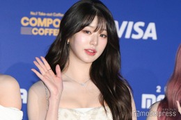 IVEウォニョン、深めスリットから美脚スラリ「女神級の美しさ」「さすがのスタイル」反響相次ぐ