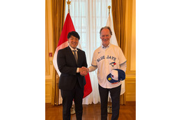 ブルージェイズ岡本和真選手、カナダ大使館で駐日大使と握手「SHOGUN 将軍」カナダ撮影に期待も 画像