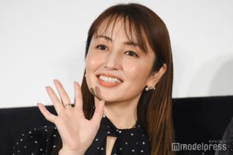 矢田亜希子、ノースリーブベストで素肌際立つ「上級者コーデ」「大人カジュアル素敵」と反響 画像