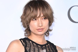 2児の母・佐田真由美、愛娘が「首根っこ掴みながらメイクしてくれた」ショット公開 完成度の高さに驚きの声