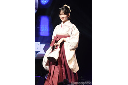 北爪さくら、赤の袴姿で上品ランウェイ「可愛すぎ」「見惚れた」と反響【学生ランウェイ】 画像