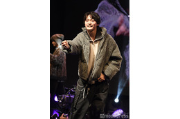 「今日好き」黒木聖那、ぬいぐるみを客席へ＆お手振り…ファンサに歓声「イケメン」「羨ましい」【学生ランウェイ】 画像