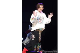 「今日好き」今井暖大、メガネずらしにキュン ポンパドール×ヒョウ柄ベルト姿に「イケイケ」「かっこよすぎ」と反響【学生ランウェイ】 画像