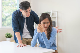 「お前、頭おかしいんじゃねえの？」細かいことで謝罪を強要し、人前で妻を笑いものにする夫。「これは普通なの？」居場所を奪わた妻が感じていた、言葉にできない恐怖とは