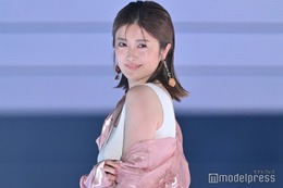 樋口日奈、美脚際立つミニスカオフショット「スタイル良すぎ」「どの角度も美しい」と反響