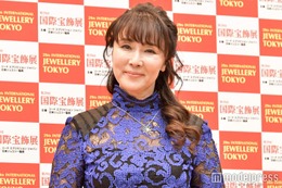 浅野ゆう子、イケメン夫顔出し 寄り添い2ショットが話題「イケメンでスタイルいい」「美男美女」 画像