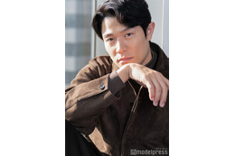 鈴木亮平、“前代未聞の一人二役”徹底した役作り 戸田恵梨香と現場で大切にしたこと「戸田さんじゃないとあの役はできなかった」【日曜劇場「リブート」インタビュー前編】 画像