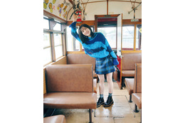 櫻坂46松田里奈、お気に入りニットに身を包みトラム満喫 1st写真集先行カット解禁【まつりの時間】 画像