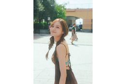 乃木坂46梅澤美波、⼤胆背中開きワンピ×おさげヘアでギャップ見せ 2nd写真集先行カット解禁【透明な覚悟】 画像