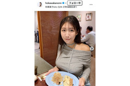 気象予報士・穂川果音、キャミワンピ姿でシンガポール満喫「大人っぽい」「着こなしが綺麗」と反響 画像