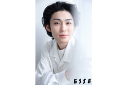 歌舞伎俳優・市川染五郎、凛とした容姿が際立つホワイト衣装SHOT！日々の暮らしにも迫る