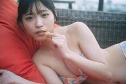 僕が見たかった青空・金澤亜美、初めてのチューブトップ水着でほっそり美ボディを披露