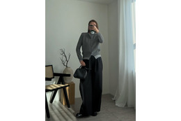 グレー×ブラックの定番配色がぐっと垢抜ける。ワイドパンツ×コンパクトトップスでつくる、シルエットのメリハリ着こなし術【40代の毎日コーデ】