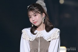 元日向坂46高本彩花、ミニスカスニーカーコーデで美脚披露 台湾街中ショットに「お人形さんみたい」「メガネ姿も可愛すぎる」と反響