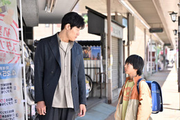 日曜劇場「リブート」鈴木亮平、涙シーンに「鳥肌」「完全に松ケン」 演じ分けに感動の声【第2話ネタバレ】