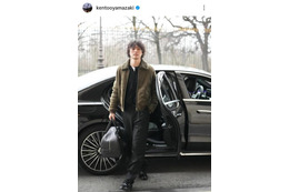 山崎賢人、ワイルドなヒゲ姿のパリ滞在SHOTに反響「爆イケすぎる」「かっこいいっ」