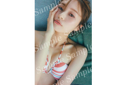 乃木坂46梅澤美波、プールサイドで“ごろん” 2nd写真集封入ポストカード第3弾公開【透明な覚悟】 画像