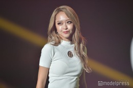 みりちゃむ、スリットミニスカから美脚披露「おしゃれなデザイン」「脚長い」の声 画像