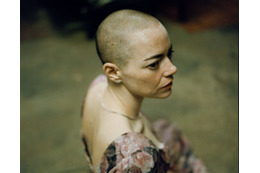 エマ・ストーン「あなたも剃れば連帯感が出る」映画『ブゴニア』重要な丸刈りシーンの裏話が明らかに