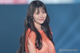 鈴木ゆうか、大胆背中開きキャミワンピ姿が話題「ヴィーナスラインが美しい」「女神のよう」 画像