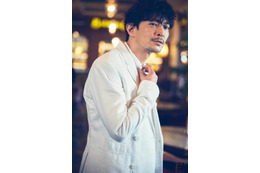 声優デビュー30周年の津田健次郎、大人の色気にドキドキ！記念フォトブックで“成熟”を体現 画像