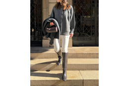 チャコールグレー×白パンツ×ブラウンブーツ。参考にしたい大人の冬の色選び【40代の毎日コーデ】