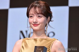 谷まりあ、ゴールド輝くノースリドレスで抜群スタイル マスク着用でも「目元で気付いてもらうことが多い」【Beauty of the year 2026】