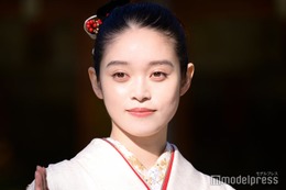 高石あかり、美背中際立つドレス姿に反響「美しすぎて二度見した」「シルエット綺麗」