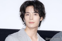 塩野瑛久「ダウンタイム」鼻テーピング＆ぱっちり二重のドラマオフショット公開「再現度すごい」「可愛すぎ」と反響