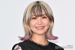 LiSA、ニーハイ網ソックス×ミニスカ衣装で美脚披露「クールでお洒落」「スタイル抜群」の声