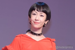 木村カエラ、へそピアスのぞくカラフルコーデに反響「ギャルみたい」「ウエスト引き締まってて憧れ」の声