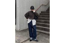 手抜きに見えないこなれ感。ショート丈ニット×白シャツのレイヤードで作る大人の最旬デニムスタイル【40代の毎日コーデ】