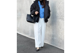 ブルーシャツを効かせてハンサムに。ユニクロのタートルを重ねた冬のレイヤードスタイル【40代の毎日コーデ】