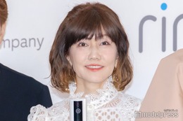 松本伊代、ミニ丈衣装で美脚披露「変わらぬスタイル」「可愛すぎる」の声