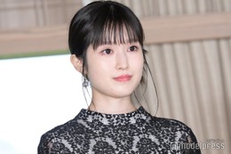 福本莉子、色白美脚輝くミニスカ制服姿に絶賛の声「現役でもいける」「透明感すごい」 画像