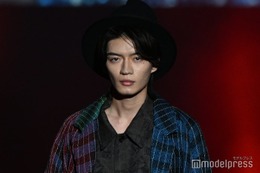 原因は自分にある。杢代和人、目元にストーンキラリ ハット×ロングコート着こなす【TGCあいち・なごや2026】 画像