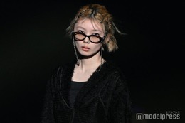 櫻坂46藤吉夏鈴、メガネチェーン・無造作ヘア…遊び心満載全身ブラックスタイリング【TGCあいち・なごや2026】 画像